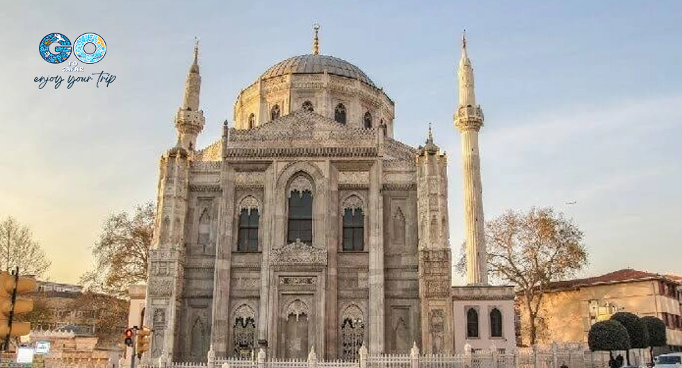 مسجد ینی والده استانبول.jpg